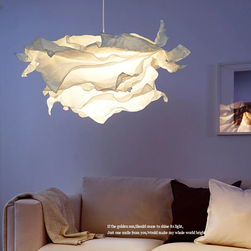 lampe suspendue moderne blanc papier froissé opacité chaîne contemporaine artisanale chambre salon decoration