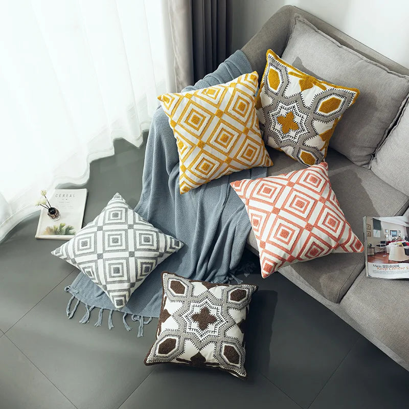coussins carrés brodés géométriques couleur gris jaune moderne décoration intérieure
