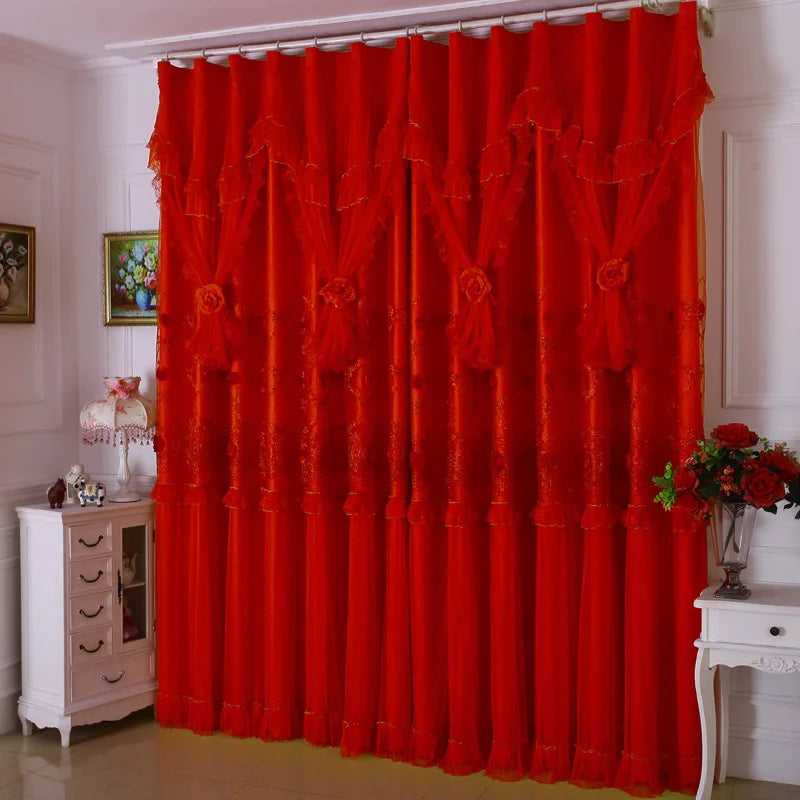 Rideau rouge à plis flamands avec détails floraux et attaches en fleur dans un intérieur au style classique européen.