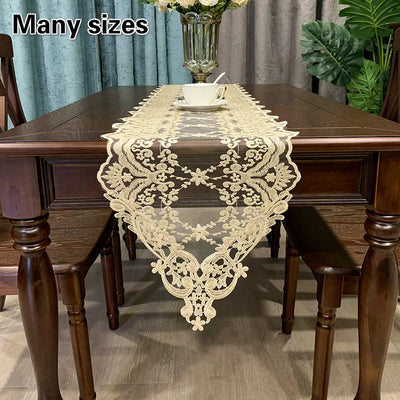 Chemin de table brodé dentelle blanche sur meuble TV