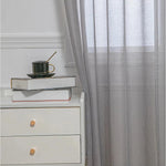 Rideau élégant et moderne gris avec effet voilé, apportant une touche de sophistication à votre intérieur. Idéal pour diffuser la lumière naturelle tout en préservant l'intimité de votre espace. Parfait pour les salons ou chambres à la recherche d'un design minimaliste. Transformez vos fenêtres avec ce rideau tendance et intemporel.