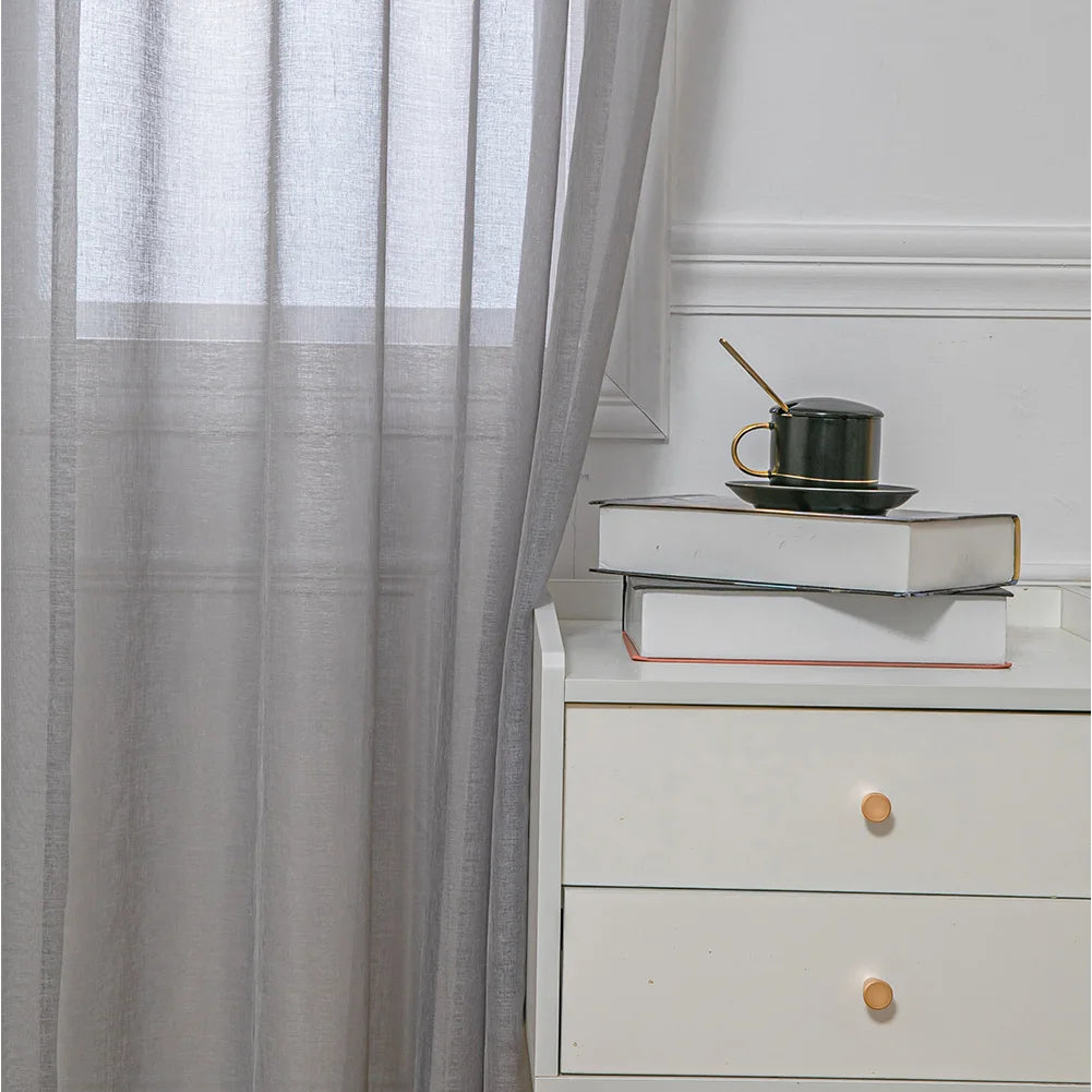 Détail du tissage du rideau en tulle gris