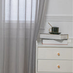 Détail du tissage du rideau en tulle gris