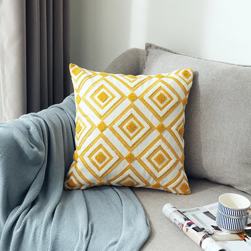 coussins carrés brodés géométriques couleur gris jaune moderne décoration intérieure