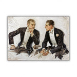 Deux hommes élégants, en costumes noirs, se serrent la main avec une expression pensive sur leur visage.