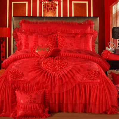 Parure de lit en coton satin jacquard rouge avec dentelle en forme de coeur sur un lit