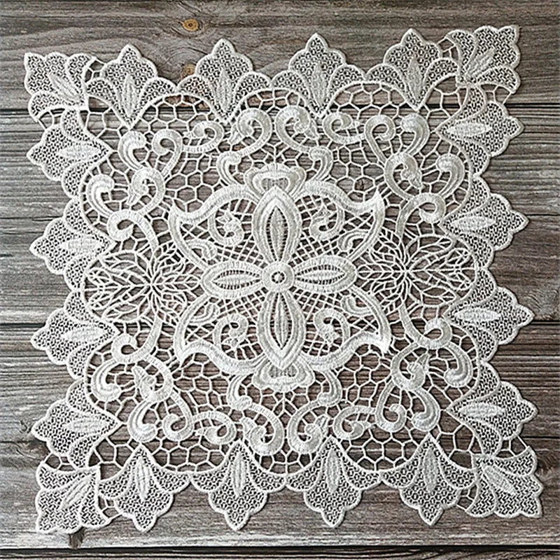 serviette table blanche brodée motif floral coton polyester classique maison festive