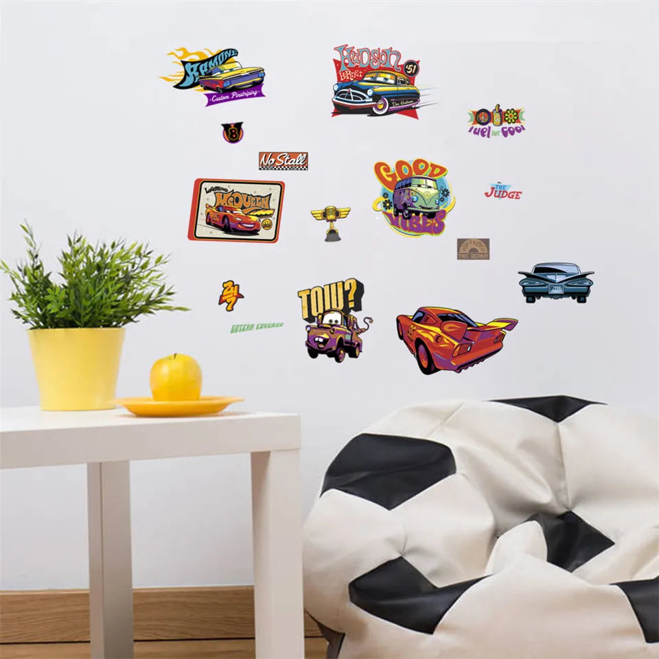 Autocollant mural avion dans une nursery bleue