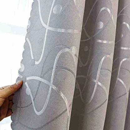 Image d'un élégant traitement de fenêtre avec des rideaux gris argenté luxueux, idéaux pour ajouter une touche de sophistication à n'importe quel espace intérieur. Les rideaux, avec leur couleur argentée unique et leur texture riche, sont parfaitement drapés, offrant une solution stylée pour la vie privée et la gestion de la lumière.