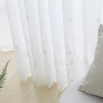 Bas de rideaux en voilage blanc brodé aux motifs floraux élégants
