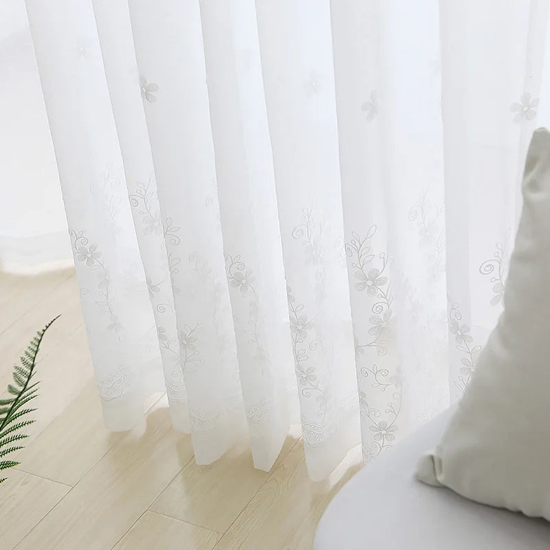 Bas de rideaux en voilage blanc brodé aux motifs floraux élégants