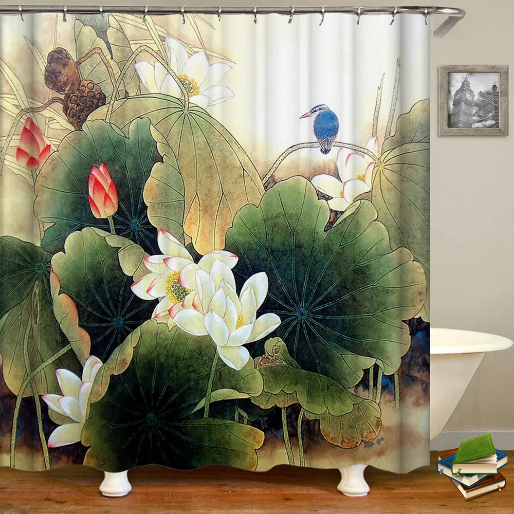 Rideaux de couleur claire avec un motif élégant de plantes aquatiques, mettant en vedette la fleur de lotus Nelumbonaceae et les nénuphars Nymphaea nelumbo. Ces rideaux, idéaux comme éléments décoratifs pour la maison, sont parfaits pour les amateurs de plantes d'intérieur et apportent une touche de nature dans votre espace de vie. Ils sont illuminés par une lumière douce provenant d'un luminaire suspendu.