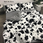 Parure de lit vache noir et blanc sur un lit king size