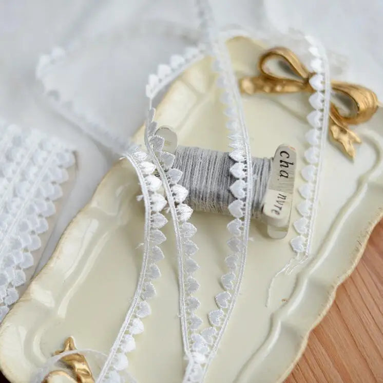 rubans dentelle fine blanche noire motifs floraux ours classique romantique écologique soluble eau