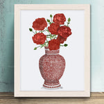 Un magnifique bouquet de fleurs rouges épanoui dans un vase décoratif sophistiqué.