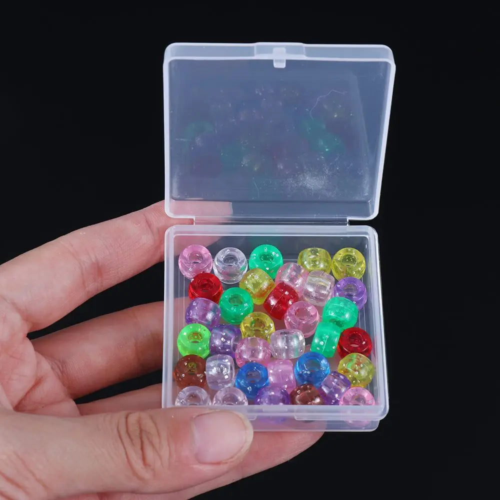 Plusieurs boîtes de rangement empilées en différentes couleurs