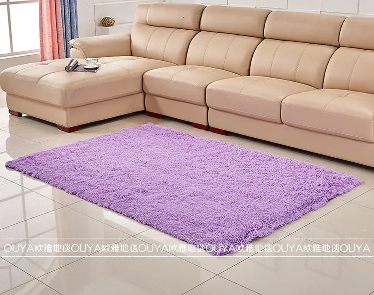 tapis moderne doux uni beige clair rose pâle bleu clair bordure fleurs noires 160cm
