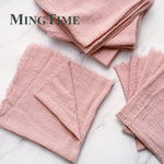 serviette table moderne gris rose pâle franges bord texture rugueuse opacité rustique
