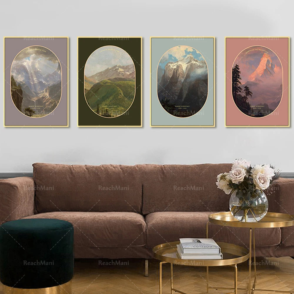 L'image présente quatre paysages de montagne uniques, encadrés avec élégance, dans une pièce moderne et chaleureuse équipée d'un canapé brun, de tables basses dorées et d'un bouquet de fleurs, créant une ambiance relaxante et inspirante.