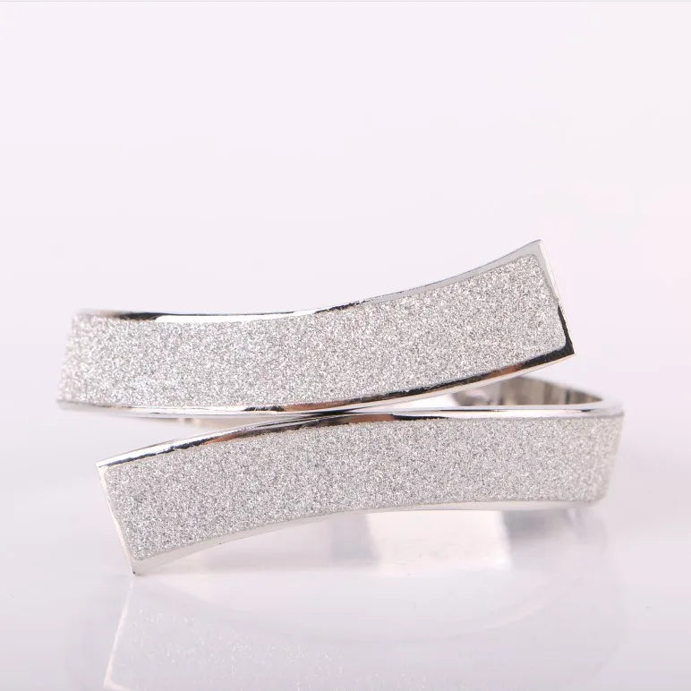 bracelet moderne paillettes or argent fermoir élégant accessoire mode bijou métal qualité haut gamme
