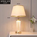 Lampe de chevet en verre dans une chambre à coucher décorée