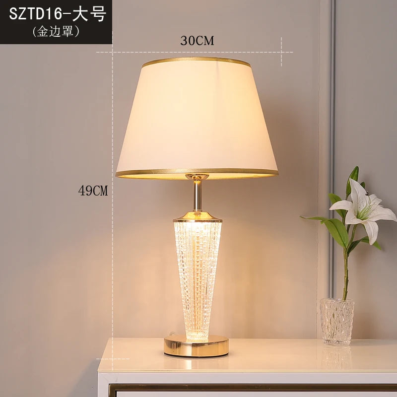 Lampe de chevet en verre dans une chambre à coucher décorée