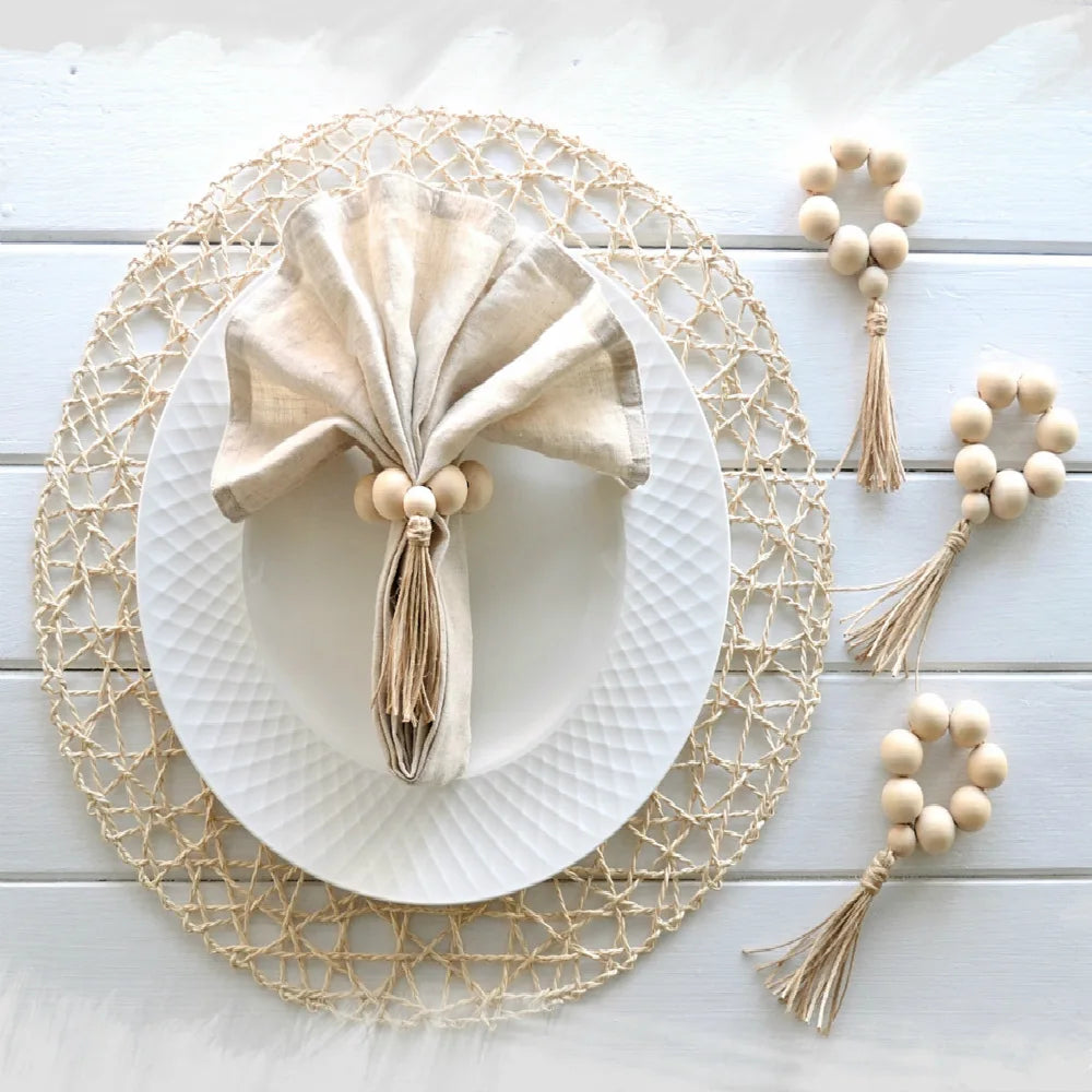 Rond de serviette en bois naturel avec glands sur une table rustique