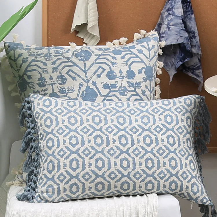 coussin boho chic bleu clair motif géométrique pompons blancs décoration maison lit voiture sofa