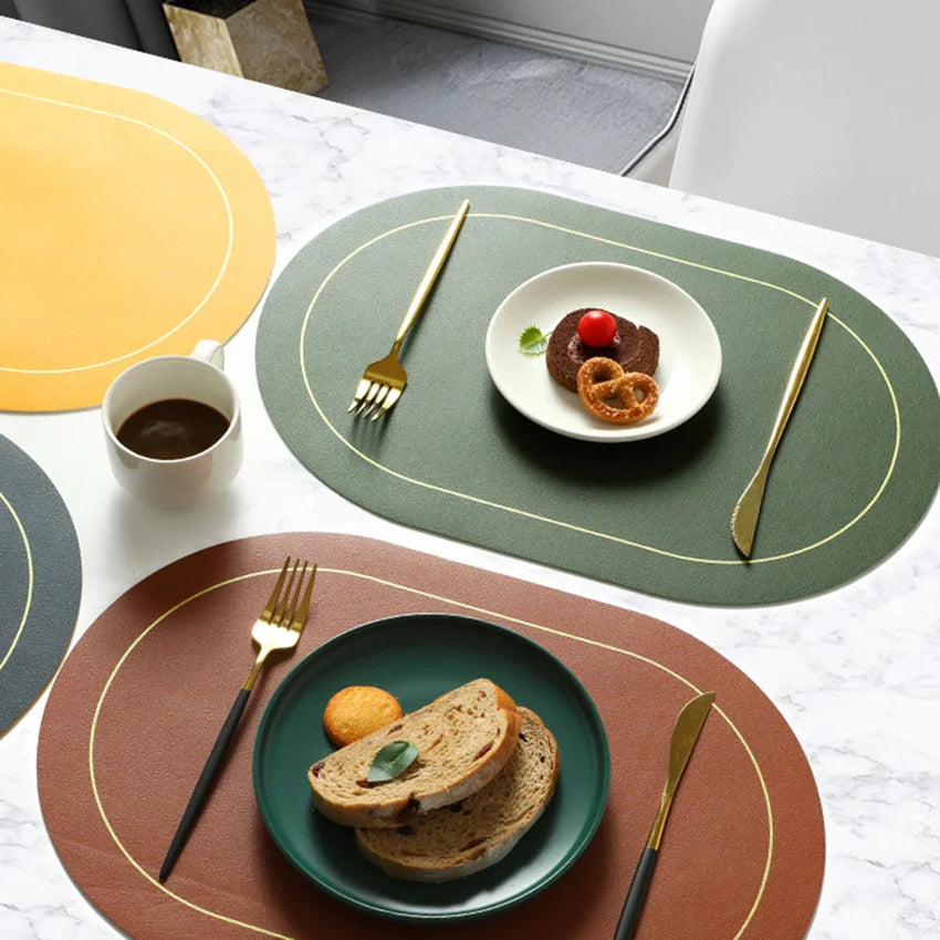 Vue de dessus des napperons ovales en cuir jaune sur table à manger