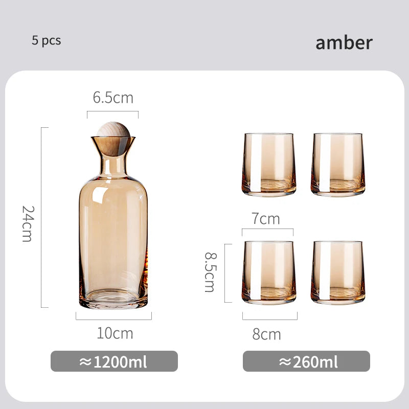 Un set de 5 pièces en verre ambré composé d'une carafe et de 4 verres à whisky.