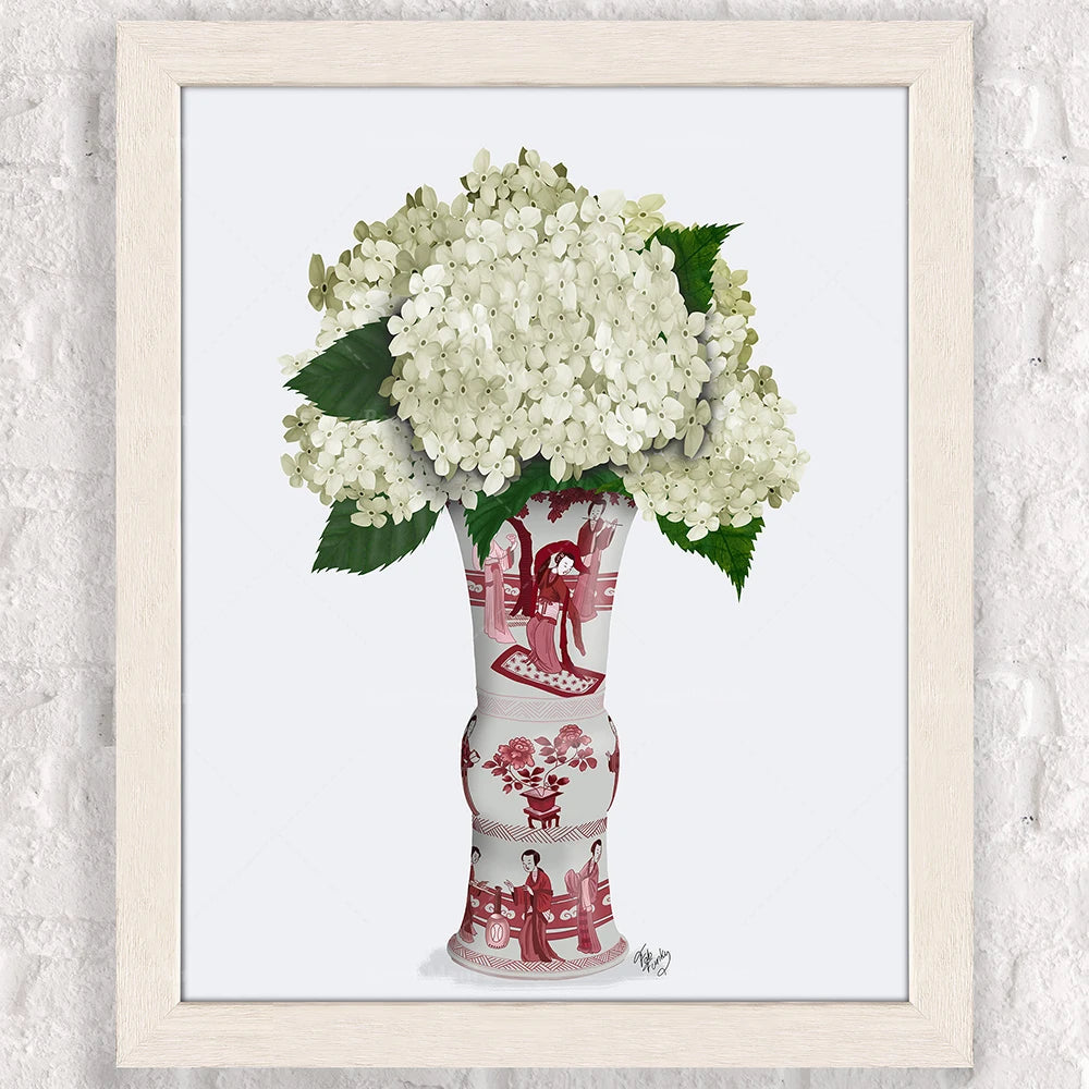 Un splendide bouquet de fleurs d'hortensia blanc dans un vase décoré de motifs floraux et de personnages.