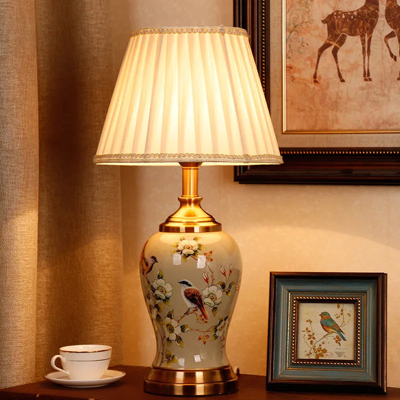 Lampe de chevet céramique allumée dans un salon élégant