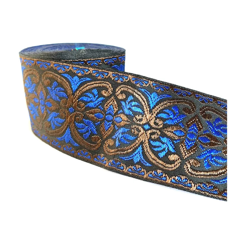 Ruban jacquard utilisé comme embrasse de rideau salle de bain