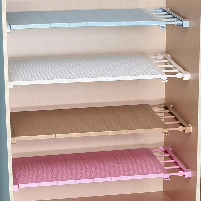 étagères rangement placard pliable bleu clair blanc moderne clips vêtements pliés stock respectueux environnement