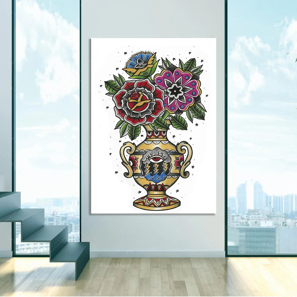 Bouquet de fleurs colorées dans un vase décoré de motifs tatouages traditionnels.