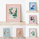 Une décoration murale minimaliste et élégante avec des illustrations botaniques dans des tons doux et pastel qui apportent une touche de fraîcheur et de sérénité à la pièce.