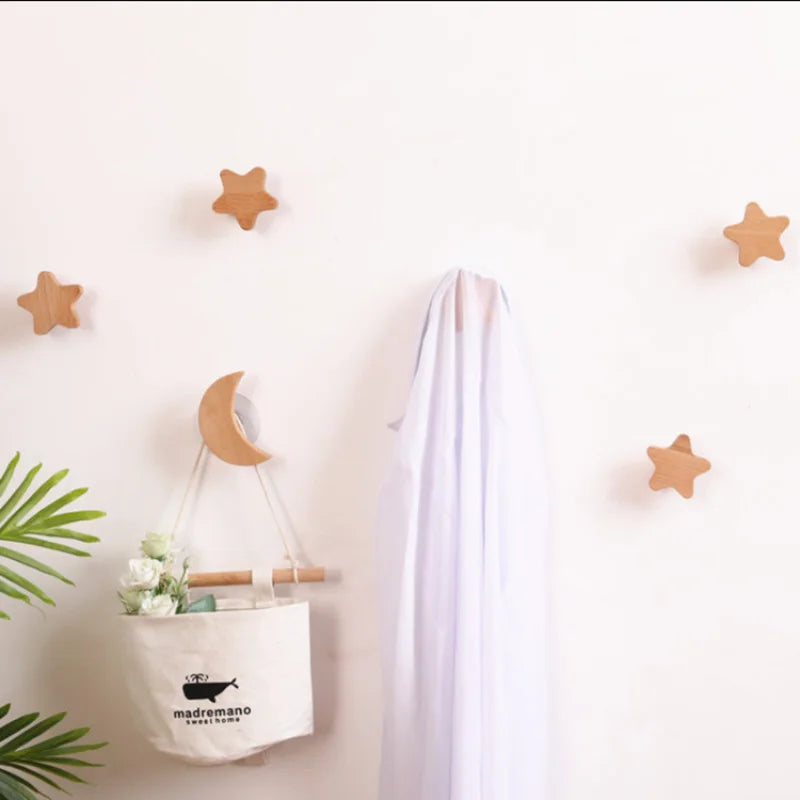 décoration intérieure griffe murale bois étoiles lune chapeau sac minimaliste bohème