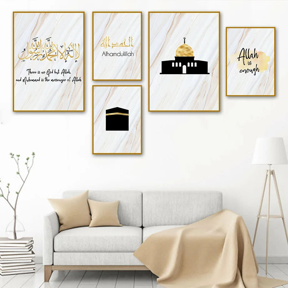 Le mur décoré de motifs islamiques dorés et de citations coraniques crée une ambiance calme et sereine dans cette pièce moderne et épurée.