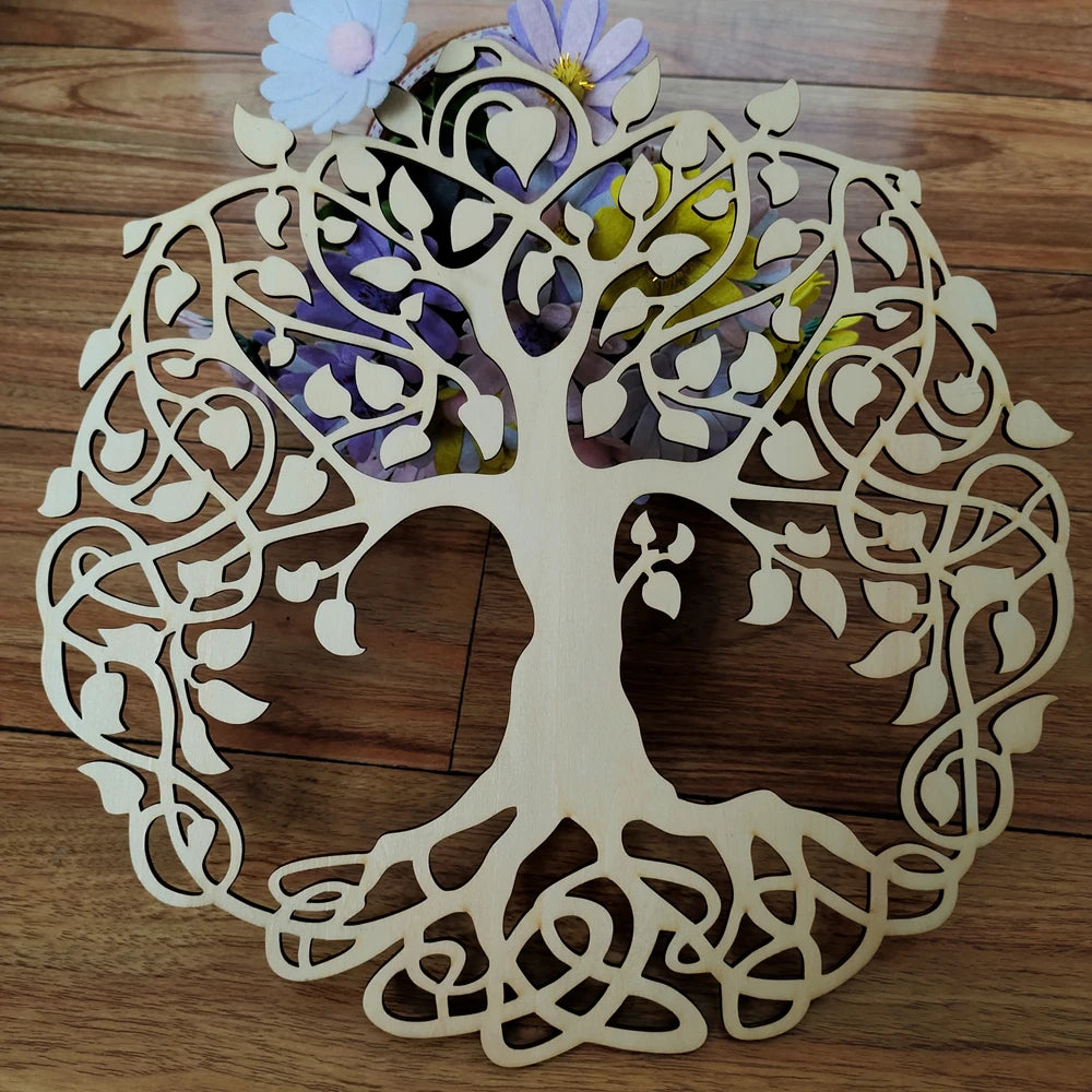 Détail des motifs géométriques sacrés de l'arbre de vie en bois