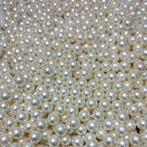 boîte maquillage transparente blanches roses moderne élégante brosse bouteille rouge rangement cosmétiques