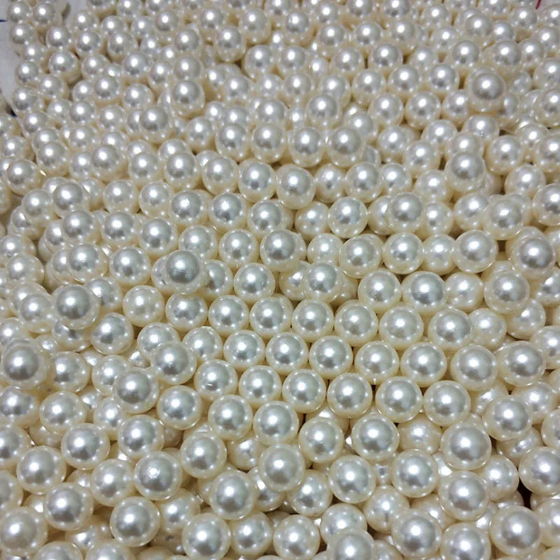 boîte maquillage transparente blanches roses moderne élégante brosse bouteille rouge rangement cosmétiques