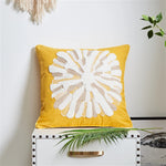 Détail broderie étoile de mer jaune sur coussin bleu