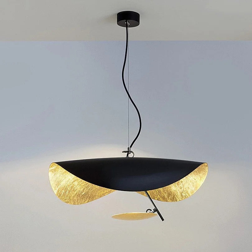 Lampe suspendue Manta dans salon moderne