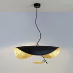 Lampe suspendue Manta dans salon moderne