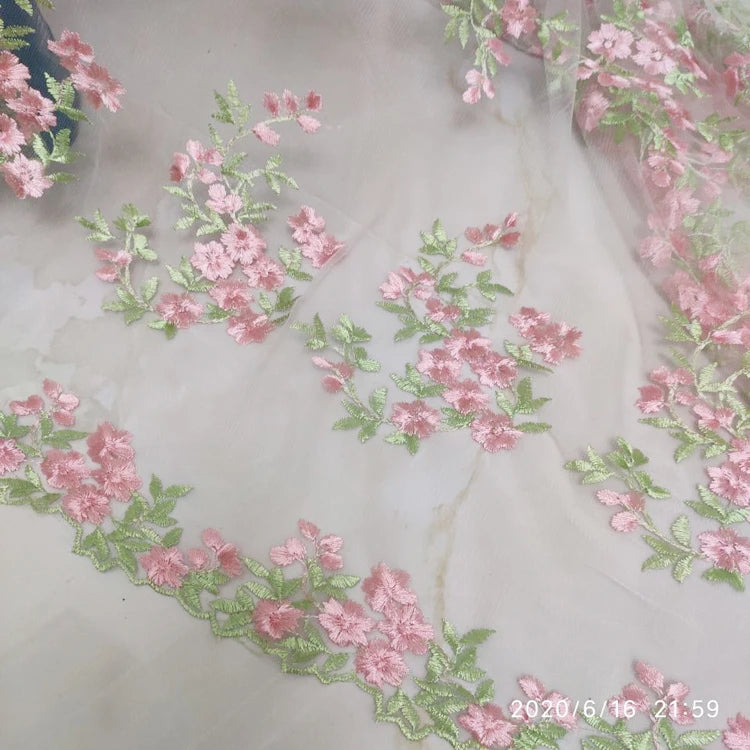 tissu décoratif brodé fleurs feuilles polyester translucide bleu clair rose blanc occasion fête mariage