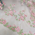 tissu décoratif brodé fleurs feuilles polyester translucide bleu clair rose blanc occasion fête mariage