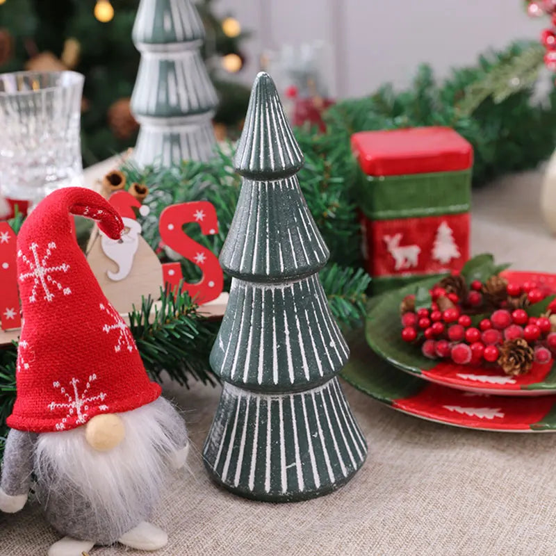 Petit arbre de Noël en résine prune sur étagère