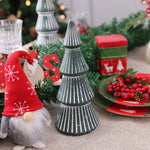 Petit arbre de Noël en résine prune sur étagère