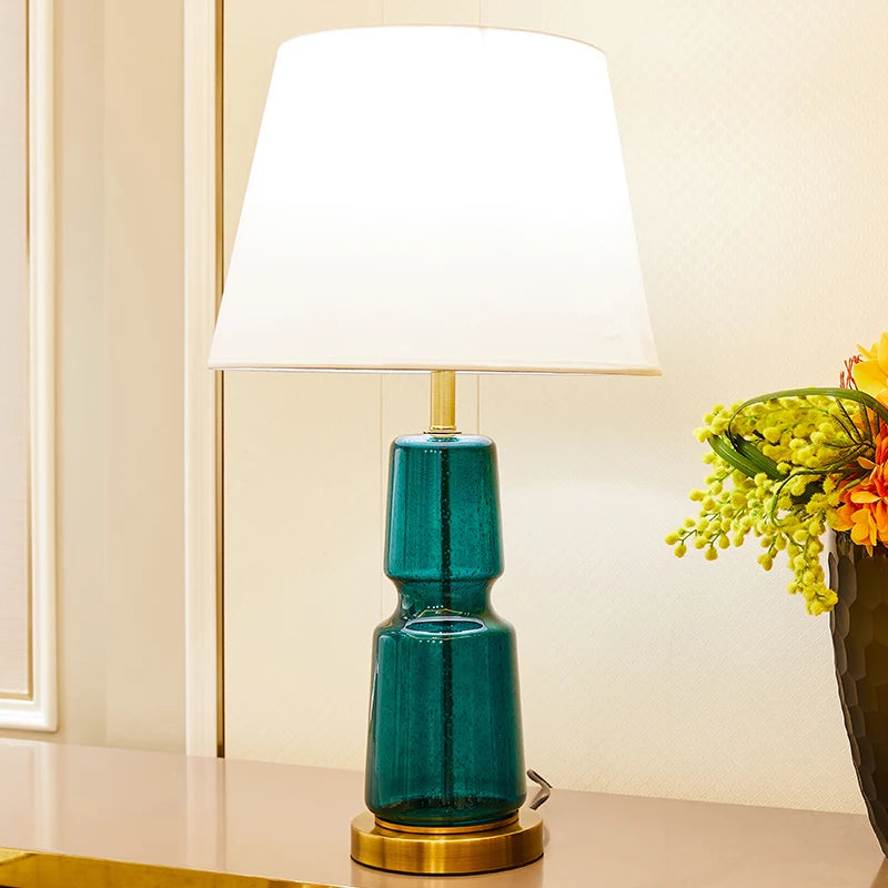 lampe table verre bleu turquoise moderne abat jour opaque pied doré élégante contemporaine led