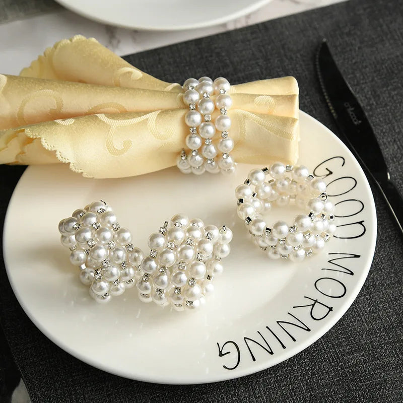 Décoration de table mariage avec ronds de serviette perlés